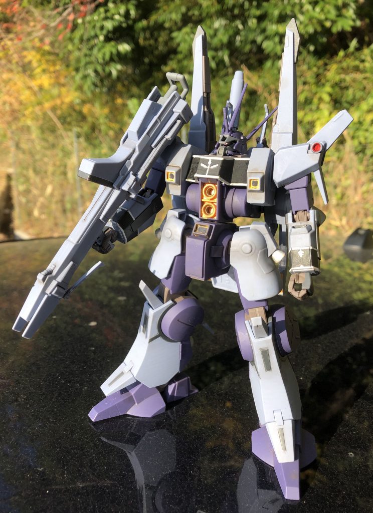 写真を撮っていて、背中のサーベルが1本落ちていることに気づきました(笑)。
後で付け直してからもう一度撮影しましょう。