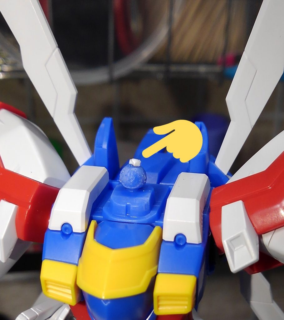 アゴを引いたポージングができるよう、首のボール部分にプラチップを貼ってあります。