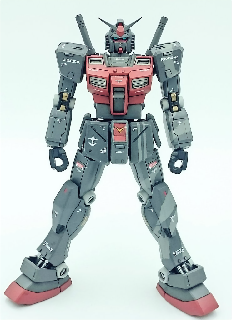 【フロント】
胴体とフロントアーマーをジムコマンドからミキシングしています。
プラ板より厚いチップは熱して伸ばしたランナーを適度な大きさにカットしたものを使用しています。
胴は約3㎜？程をランナータグを削ってプラ板として使用し延長させています。