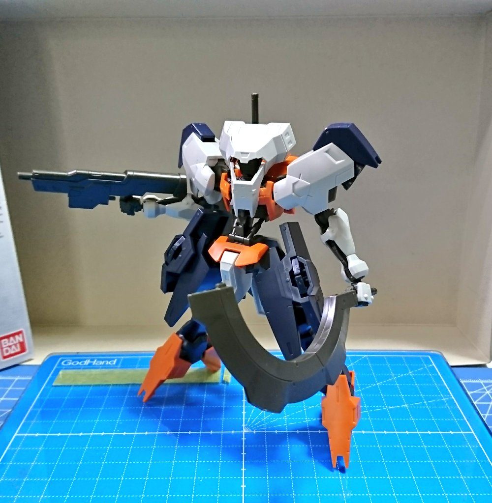 使用キットは『HGIBO ユーゴー』。
パチ組みはこんな感じでした。
各所のオレンジが目を引きますが……