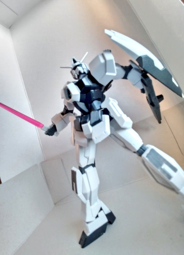 ゲーム版序章みたいな見上げるカット