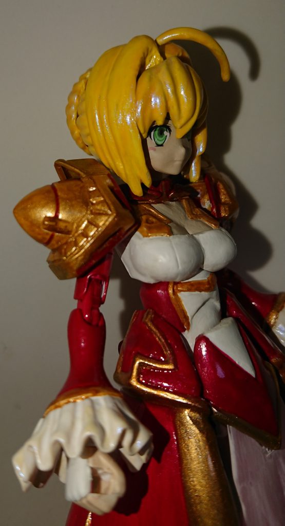 肩のツインドライブはフェニーチェRの足首ガードをベースにパテを盛り、奏者が精神をすり減らして造形したものだ