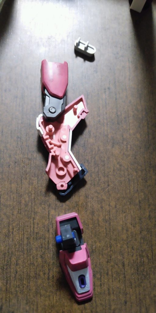 ジャスティスナイトの膝と足首をランナーを使ってインフィニットジャスティスの脛に接続しました。
インフィニットジャスティスの脛は膝に干渉する部分を切除しました。