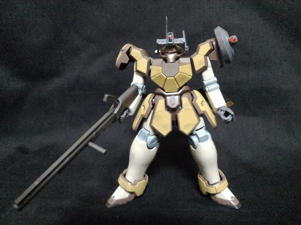 正面
手は次元ビルドナックルのものを使っています。
頭部の狙撃バイザーはジムスナイパーカスタムのように、多少動かすことが出来ます。
少しですが、ウェザリングを施しています。