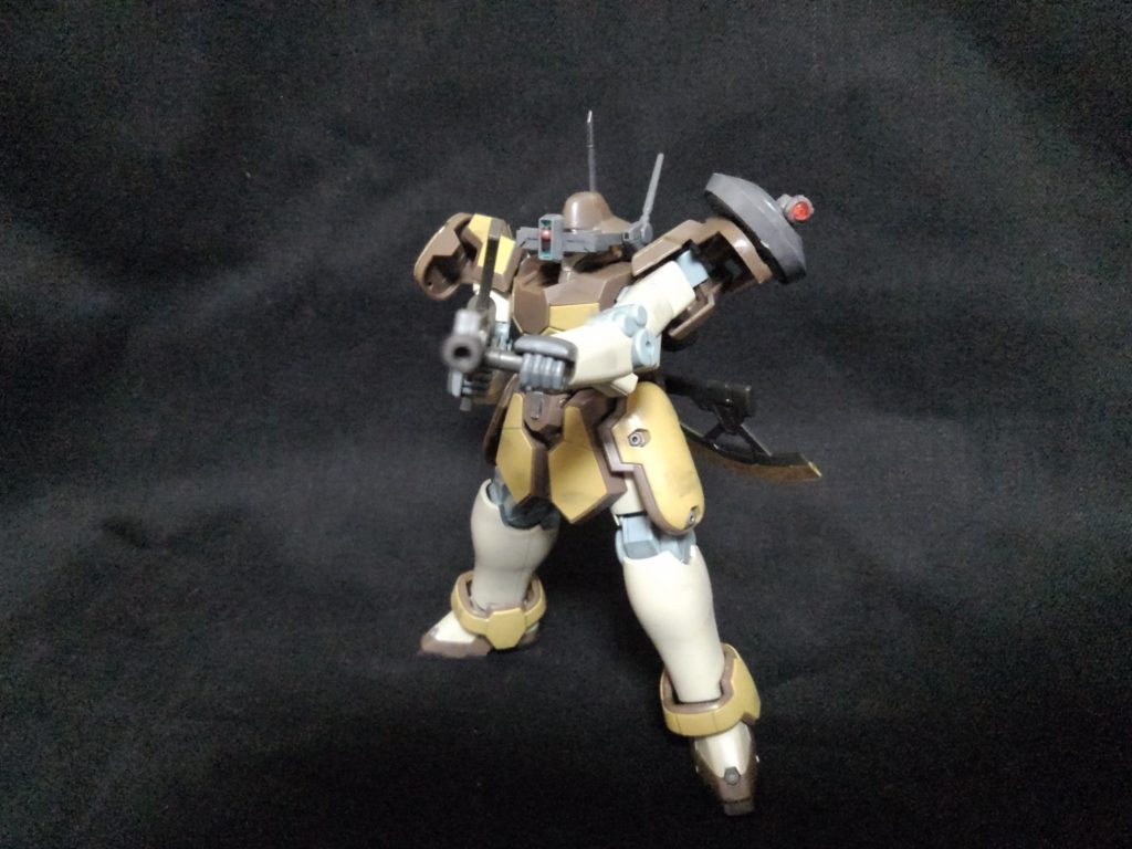 肩部の観測ポッドはある程度の可動ができるように作られている。
カラーリングに関しては、分隊所属機として通常機の場合オレンジとなっている部分がダークイエローに塗装されている。