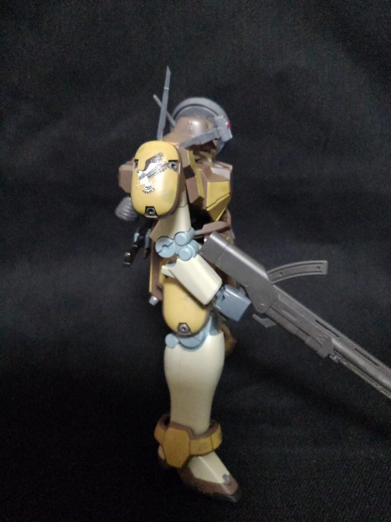 右肩側面に部隊マークを貼りつけ。
ハヤブサマークは、100均のネイル用シールを使いました。