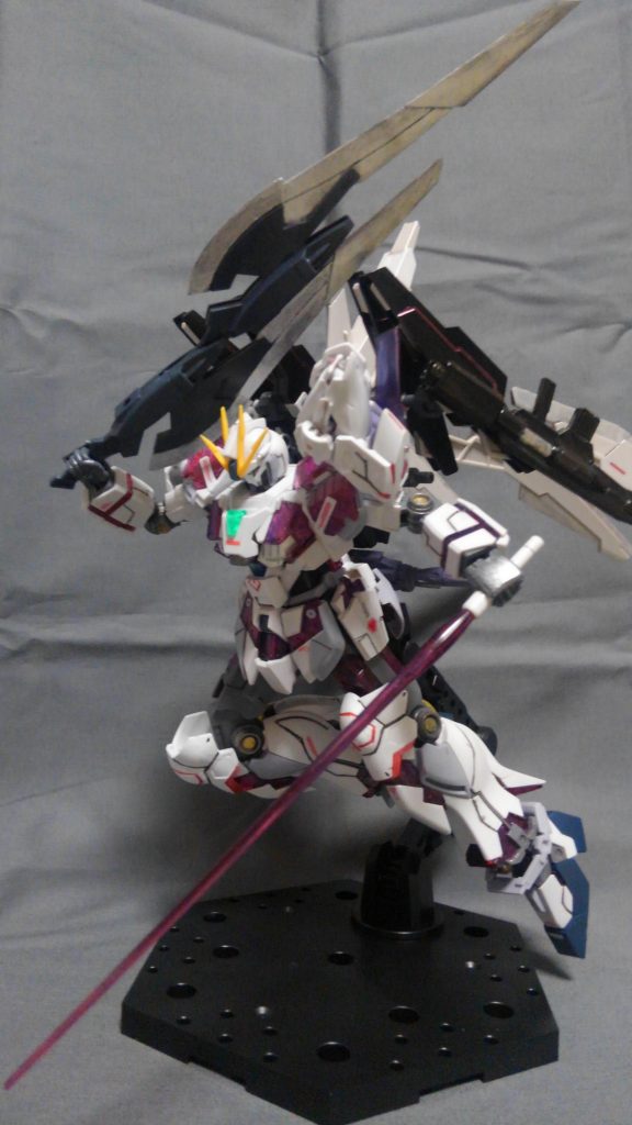 マーズウェポンの剣を接続、大剣とビームサーベルです。
大物は上手くポーズを決めるのが難しいですね。