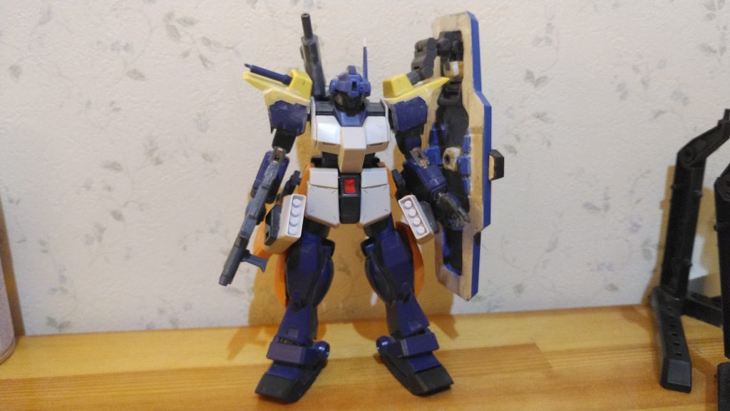 塗装前の状態です。脹脛の追加スラスターはビームマスターから。ガーディアンシールドの穴埋めはパテでは重たくなるので100均の薄いプラバンにしました。