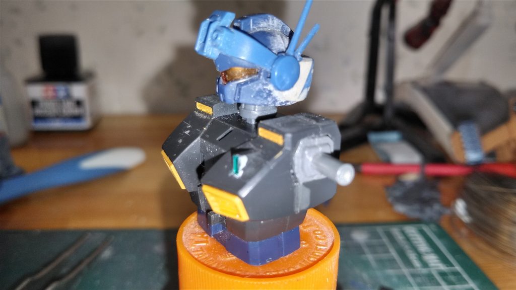 塗装前バストアップ。バイザーの移植が一番大変でした。あと、バイザーを上げているとバルカン砲が使えない欠点があります(笑)