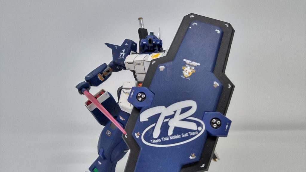 ガーディアンシールド。一年戦争時の物と比べると覗き穴が無くなったがシールドバルカンは健在。固定方法も腕部から左肩部ハードポイントよりアーム介して装備される為、左腕の自由度が高くなっている。右肩部はビームサーベルマウントとなっている。