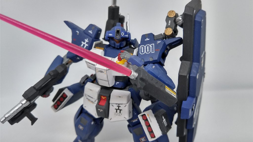 ビームガン兼ボックスタイプビームサーベル。左腕が基本的にシールド隠れているため不意を衝く使い方も可能。肩アーマーはジムパワードカーディガンからです。