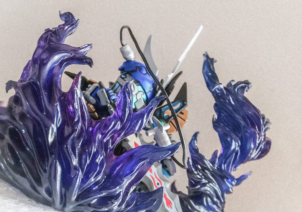 ・獄炎剣(ごくえんけん)両面にシール。本来は片面分しかないのでキット2個分を使用。とっても贅沢!この選択も全塗装か悩んでいる際、何時ものように心の師匠たるスモコさんから「やっちゃいなよ」と助言を頂いたのでやってみました。こっそりありがとうございます!(評価ボタンを押してくれてたのでこっそりできてなかった模様)
刀身から黒い炎を放出する【獄炎剣】は使い手に強い精神力が要求する!いざ、抜刀!