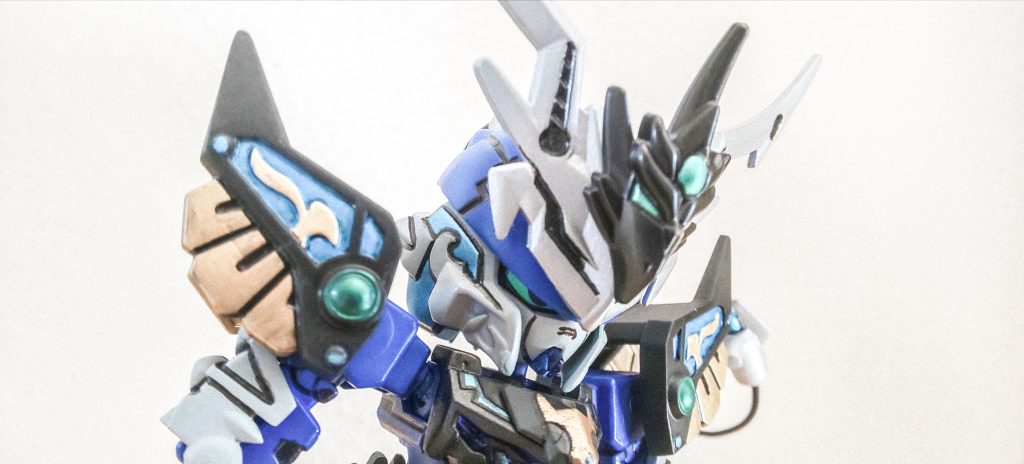 ・頭1.孫策のクリアパーツぶったぎり楽進(破牙丸にもあるけど)の卵のような頭部パーツをパテで接着。2.顎の部分を切り離してデザイン変更。3.破牙ケーブルを接続。
イケメン。斜めから見ると黒目が見え、正面からだと黒目が隠れるように調整してます。角は尖らせると設定画と違う雰囲気になるのであまり弄っていません。