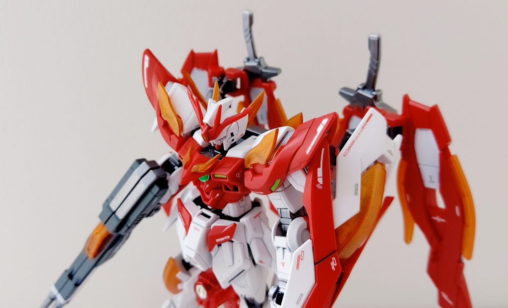 首回りや胸のセンサーまわりもライトガンメタルで締めました。