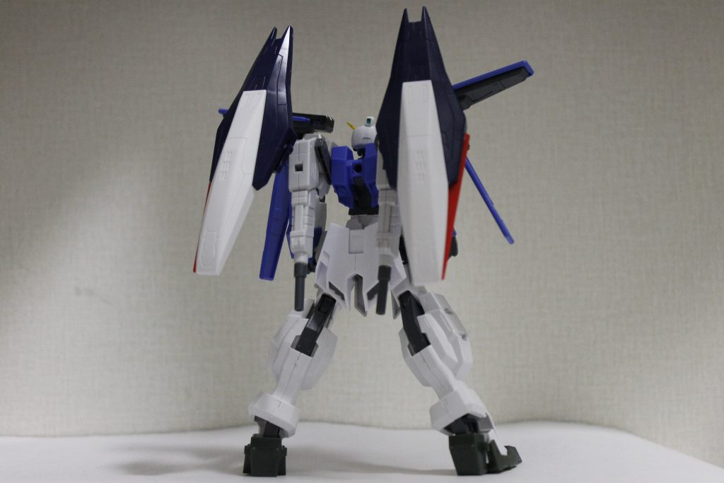 シャイニングブレイクのシールド二枚をバックパックに背負ってます。