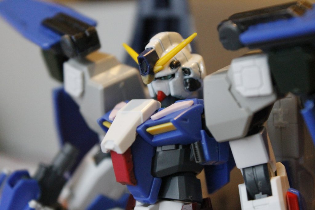 胴体をヴァーチェやフラウロスで装飾。
頭部アンテナはレオパルドダヴィンチ、アンテナ中央はクロボン魔王+パテ造形でハイメガキャノンっぽくしてます。