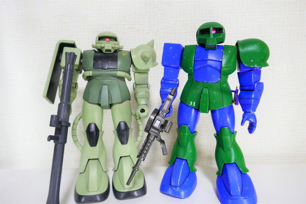 5年前くらいに製作したザクと。旧ザクのほうが好きです！