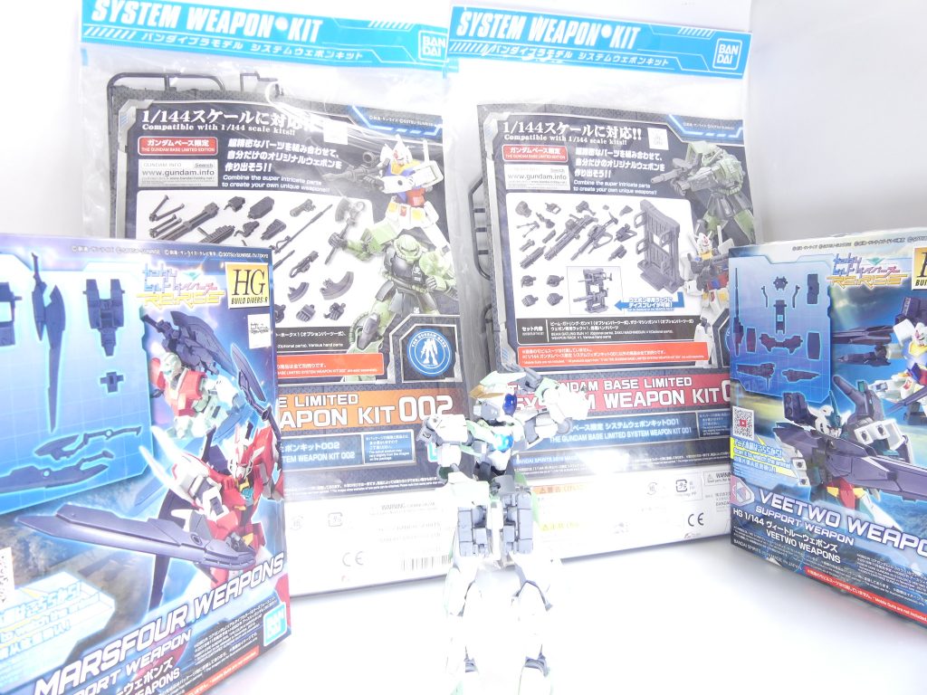 かつて、HGBCがメジャーになるちょっと前。ガンプラ公式改造パーツ・「ビルダーズパーツ」シリーズが存在しました。1/144のみならず1/100に対応したものもあるガンプラ公式改造パーツです。既に過去形になっているのは現在再販がないからでもあり・・・MSソードとかMSファンネルとかは再販して欲しい気もするのですが。このシリーズの一環として存在したのが「システムウェポン」。1/144で各MSの代表的な武器を収録した塗装済み半完成品キット(組み立ては中国)でした。一部はヨドバシカメラなどにまだ残っていますが、今回発表のシステムウェポンキット発表時のツイッターなどでの反応を見た限り評判はそんなに・・・といった模様でした。半完成品という部分が大いに足を引っ張っていた模様で。10月武装組3個目はこちらの001です。002も同時発売されていますがレビューはずいぶん先になるかも・・・「バンダイプラモデル システムウェポンキット」という共通の袋に入っています。30MMは専用の袋のはずなので実質本キット専用袋なのですが。パッケージで武器を持つガンプラはリバイブガンダムとオリジン量産型ザク、それぞれガンダムとザクの最新HGプラモです。