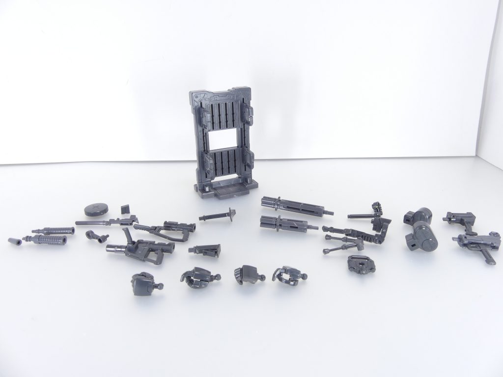 セット内容。・ビーム・ガトリング・ガン一式・ザク・マシンガン一式・銃持ち手首(右)連邦・ジオン各×1・武器持ち手首(左)連邦・ジオン各×1・ウェポンラック手首はそれぞれ右が指かけ式、左が通常の武器持ち手で逆はありません。※追記※右武器持ち手首の内、ジオン用丸指については手首内側に向きのついた仕様となっており(004除く)、連邦用角指はまっすぐです(こちらも004除く)。パッケージを見た限りだと左手首は基本的に「両手持ち」用のフォアグリップ保持用の様子。武器2種はそれぞれ2~3個の交換用パーツが付属、それらを自在に組み替えてオリジナルウェポンを作成するキットです。