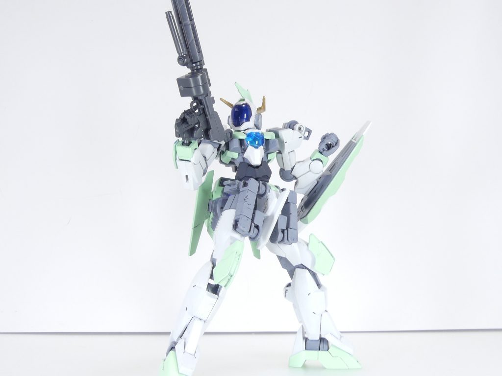 ビーム・ガトリング・ガン:ユニコーンガンダム(クシャトリヤ)用がモチーフ・・・と言われるが実際は定かではないガトリングガン。面の制圧に有効である。基本として組み上げられるのは「制圧射撃タイプ」「カービン・近接タイプ」「狙撃・支援タイプ」の3つ。写真は制圧射撃タイプ。18mサイズのMSと比べてもちょっと小さめ?大きいガトリングが好きな方は迷わずジャイアントガトリングを。