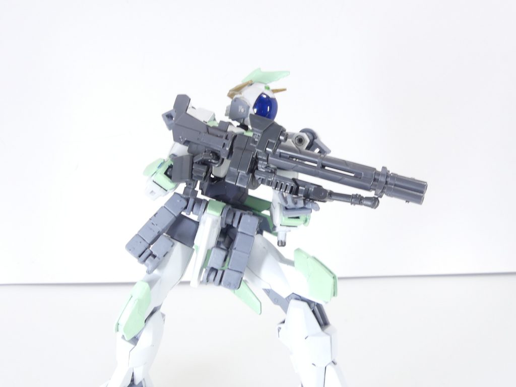 3ミリ軸ではありませんが、各パーツは四角い軸で自在に組み替え可能。持ち手は二種、一方は指かけ式です。手首は一般的なHGUC・他各1/144なら入るボールジョイントです。機体やPC種別によっては緩いので工夫しましょう。
