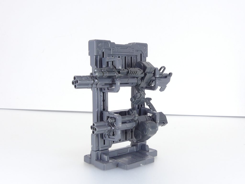 ウェポンラック:武装を立てかけておけるラック。本キットでは001のみに付属。ハンガーとなる部分は上下分割式。縦の切れ込みに固定しますが、複雑な形状の武装はいまいち固定・安定しません。複数ある場合、縦にのみつなげることが可能です。勿論つなげすぎると不安定になります。【次回予告予定】フルドドII拡張セット。結局ハイゼンIIはラーにすべきか普通にすべきなのか・・・