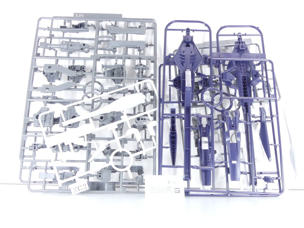 「AOZ」最後の(超)大物、*ウーンドウォートEX*もとい*ハイゼンスレイII・ラー*。
キットとしてはハイゼンスレイII本体と拡張パーツであるフルドドIIが先に登場、ハイゼンスレイII・ラーは新規造形を交えて後に登場しました。
かくいう自分は・・・家の置き場所などに悩んだ挙げ句結局*ハイゼンスレイII本体を3次受注でようやく*(2月予定)・・・
ランナー。勿論グレー部分はKPS。
本キットは「ラー」部分の大半。かつてギャプランTR-5【フライルー】に一部付属していた物をハイゼン用に完全新規パーツとしたものです。
ギャプランには取り付きません。
とにかくでかいウインチキャノンの時点でなんだか凄い予感が・・・