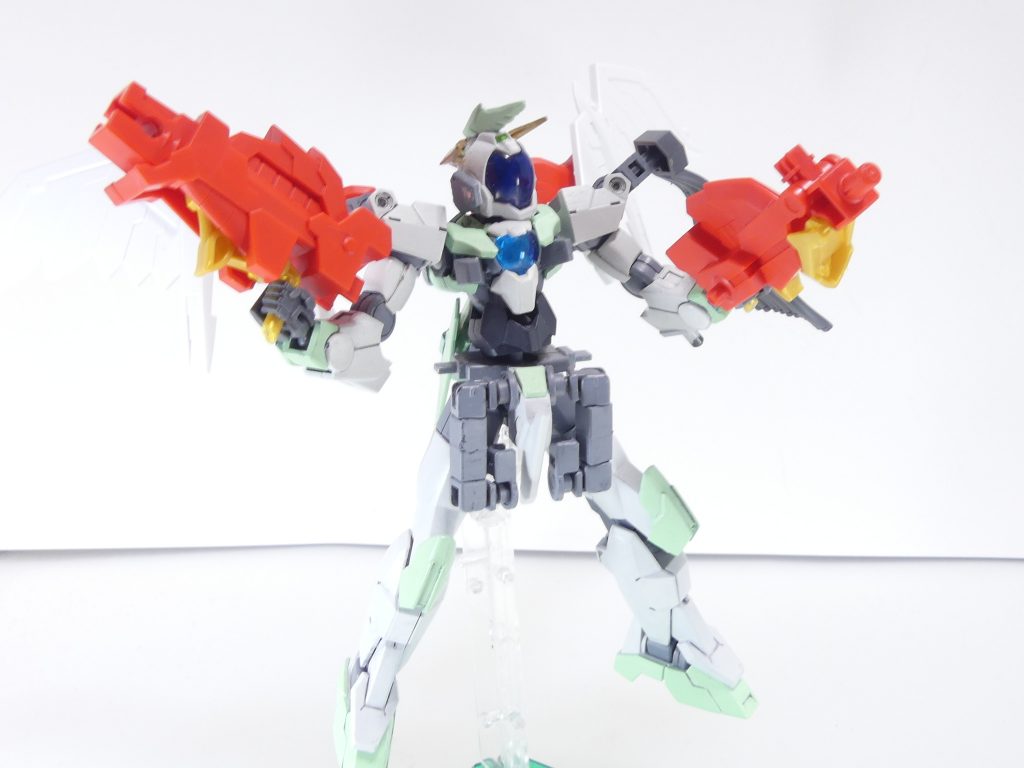 GNフレアーデバイス・GNランチャーデバイス:左手に装備したフレアーは収束タイプのビーム、右手に装備したランチャーは拡散タイプのビームを発射可能。ガンドラゴンの首と尻尾部分。持ち手はガンドラゴンの手です。勿論こちらも丸軸なので一般のガンプラだと少し持たせづらいかな。