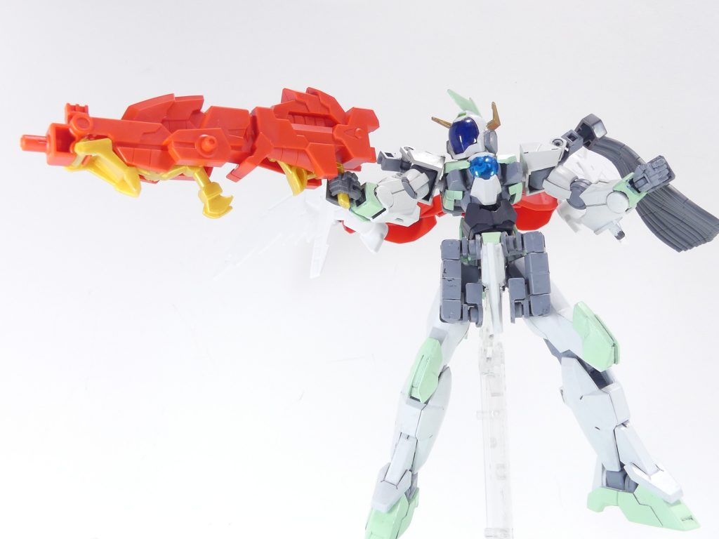 GNメガフレアーデバイス:フレアー・ランチャーの各デバイスを合体させた大型銃。名称は上記BBスペリオルランダーのオリジナル銃にちなむ。こちらから。ダゴンズ・ジョー:ガンドランダー達が持つエネルギー吸入口。大地の力を吸収し電気エネルギーを作る器官。一般的なガンドランダーではメガ粒子砲と間違えそうな大穴だが、パルヴィーズは太陽炉にアレンジ。物を食べることもできるとか?ちなみに元ネタが「00」のため、トランザム機構・ガンドランザムも使用可能である。クーリング・コード:こちらもガンドランダー達が一般的に持つ髪の毛状の冷却機関。腹部から吸収したエネルギーを放熱する。これに加え、角(ガンホーン、電気エネルギーを蓄積)が全身に生えているのがガンドラ世界のキャラ・・・MS(モンストロ・スレイヤー)の一般形態であり、ジムなどの量産機・端キャラや雑魚キャラもほぼ全てがこれらの独特な形状・機構を有する。メモリアルブックで並んでいるのを見るとダゴンズ・ジョーがゲシュタルト崩壊。ガンドランダー達の特徴的な部分はそれぞれ3ミリ軸接続(クーリング・コードはPC-7をかませます)。ガンドラゴン時はダゴンズ・ジョーを外すことで胸部に3ミリ穴が出現、各種アクションベースに対応します。君の手でパルヴィーズを飛ばしてあげよう。