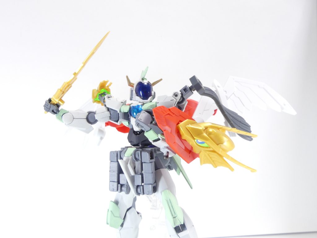 スワンウイング:真の力を発揮したガンドラゴンの翼は、美しい白鳥の翼を模している。ガンドラ原作にはそういった要素はない。元ネタたる戦乙女・ヴァルキリーからか。GNガンソード:宝剣をかたどった標準的な近接武器。ガンシールドにしまうこともできる。※追記※ちなみに元設定だと「刀に触れた部分の原子結合をばらばらにし切断する」らしいのでこれも一種のパーティクルソードなのであるGNガンシールド:ガンドラゴンのフェイスパーツによる強度は、伝説の獣らしい堅牢な作りである。先程も書きましたが、AGP2穴を利用したスワンウイングユニットが優秀。ウイング自体は1パーツですが、スカイハイウイングスとはまた違った活用ができます。基部は後ろ向きに3ミリ軸とPC-7。竜合身時は基部を隠すように横向きに3ミリ軸とPC-7が伸びます。お好きな方を。LGBB準拠なので武装は丸穴です。ガンシールドは3個の3ミリ穴が開いており持ち手のマウント位置を切り替え可能。