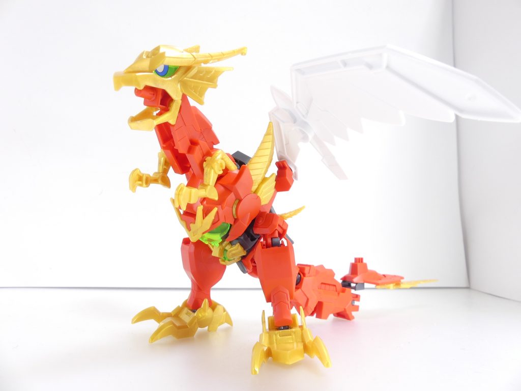 ガンドラゴンモード:竜合身モードから変形して完成する本来の最強形態。パルヴィーズがトラウマを克服したことで翼を広げ、本来の性能を発揮する。ただし水中戦には分がない。※追記※キット説明書での名称(愛称)はスカーレットガンドラゴン。これは、ガンドラ原作のガンドラゴンが色にまつわる呼び方と能力をしていた事による。口から吐く火球も「竜火球(メテオブレス)」から「超竜火球弾(メガフレアバースト)」へとパワーアップしているが、これは原作のガンドラゴンのパワーアップに準じて技がレベルアップしたことの再現(名称法則は異なる)。スワンウイングは先端を接続。首はヴァルキランダーの首依存であまり横には回りませんが全身が可動します。変形時はLGBB・SDCSと同様の目の表情変えと共に顔をマスクで覆います。マスクはヘルメットに内蔵。歴代の「目が変形時に隠れる」キットでは最も優秀かと。