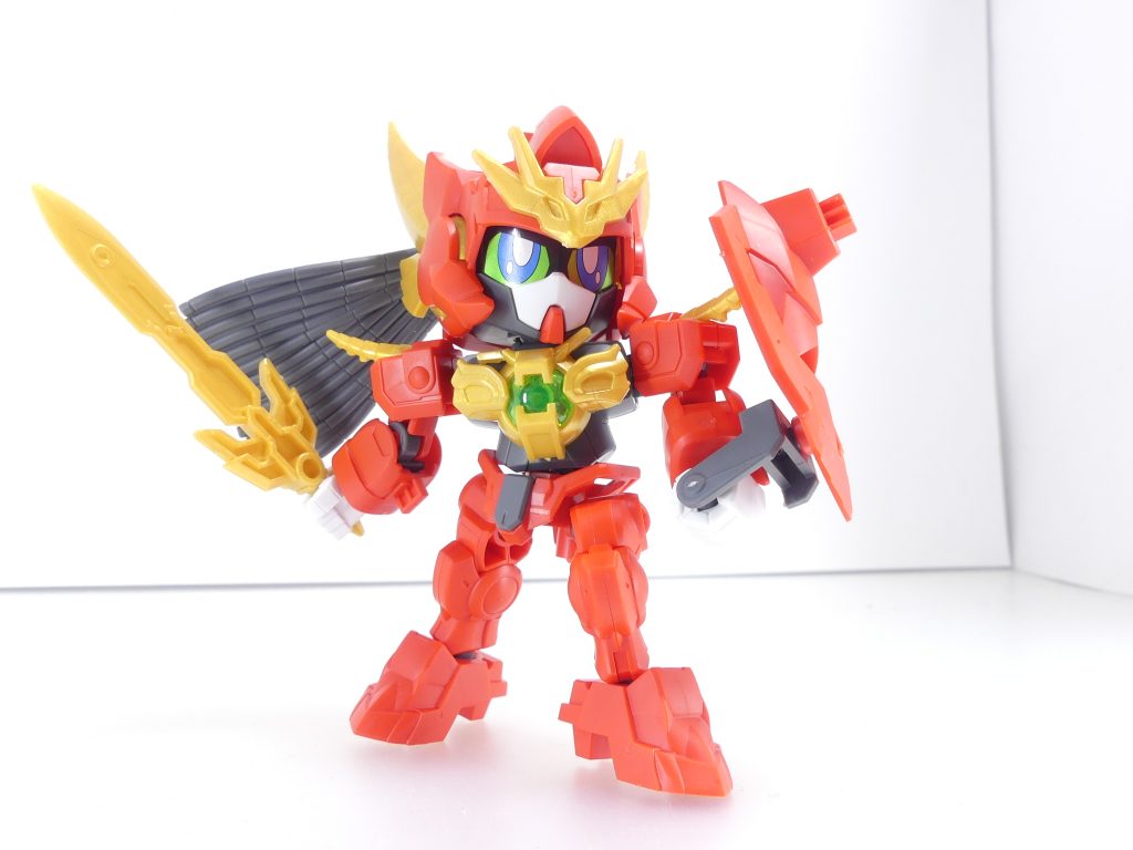 ヴァルキランダー:パルヴィーズのガンプラ。当初は恐竜のような姿を取っていたが、そちらは「本来最強形態として想定されていた」ガンドラゴン形態。これは過去の経験からパルヴィーズ自身がトラウマを抱えていたことによる。「Re:RISE」作中では通常形態となることはほぼない。ランナー状態は飛ばしましたが、赤・グレー部分はKPSです。PCはPC-303。可動面はLGBB・SDEXと同様。その上挟み込み式ながら膝可動も可動と優秀です。背中はAGP2穴、製作はタッチゲートでニッパーいらず・・・と、近年のいいとこ取り。シールは目のみ貼りましたが、GNコンデンサーっぽい部分などはシールがちゃんとあります。ガンドランダーシリーズは剣と盾・・・騎士シリーズに似た武装を使いますが、下記のように火器を使うこともできるのが特徴(スペリオルランダーの銃はBB戦士オリジナルなんだとか)。GBN世界観では多彩な攻撃ができるのがありがたいところ。