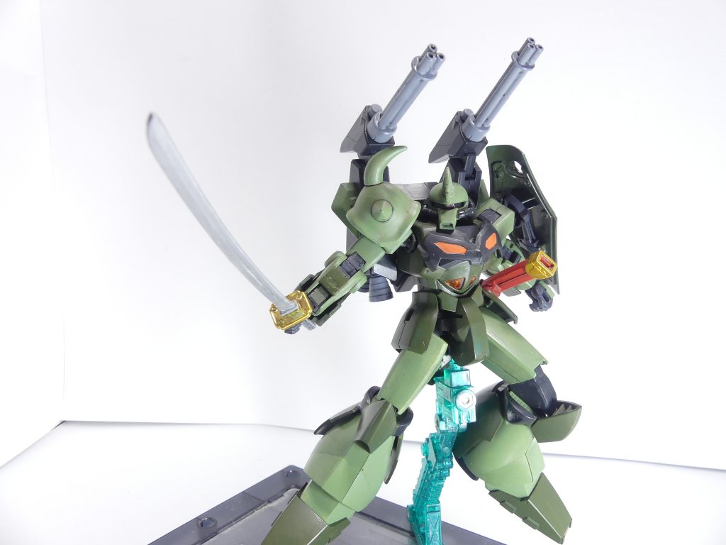 グフ・スラッシュバサラ：「ガンダムＳＥＥＤ　ＤＥＳＴＩＮＹ」に登場するスラッシュザクファントムをイメージソースに、グフ・バサラを改修したガンプラ。近接戦をメインにするのは変わらず、より攻撃的なビルドとなった。キルシュのリアル予算の都合でパーツの変更は一部にとどまっている。斬機刀：腰に備え付けられた刀。ＭＳの装甲を切り裂くほどの切れ味を持つ。頭胸部はアンテナの増設、胸アーマーの追加。胸アーマーは孫策サイサリスから。腰に３ミリジョイントを増設し刀を装備。当時品です。つばのメッキは残した部分もあります。