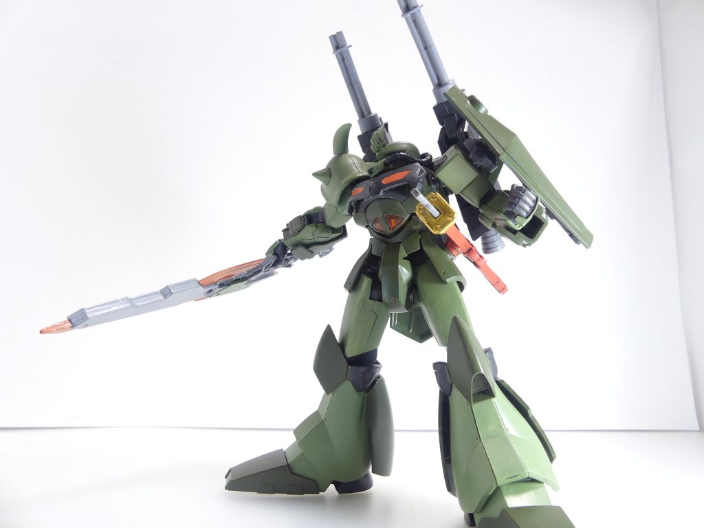 ビームガトリングガン：バックパックには増加スラスターとビームガトリングを増設。中・近距離戦に対応する。胸部拡散ビーム砲：胸アーマーの「目」部分には隠し装備としての拡散ビームを装備、近接時の目くらましなどに使う。増加ホバーユニット：脚部は大型化、ホバーユニットを追加したことで重力下での高速移動も可能となった。足はガルバルディリベイクを無改造で取り替え。腰フロントアーマーは排除しました。