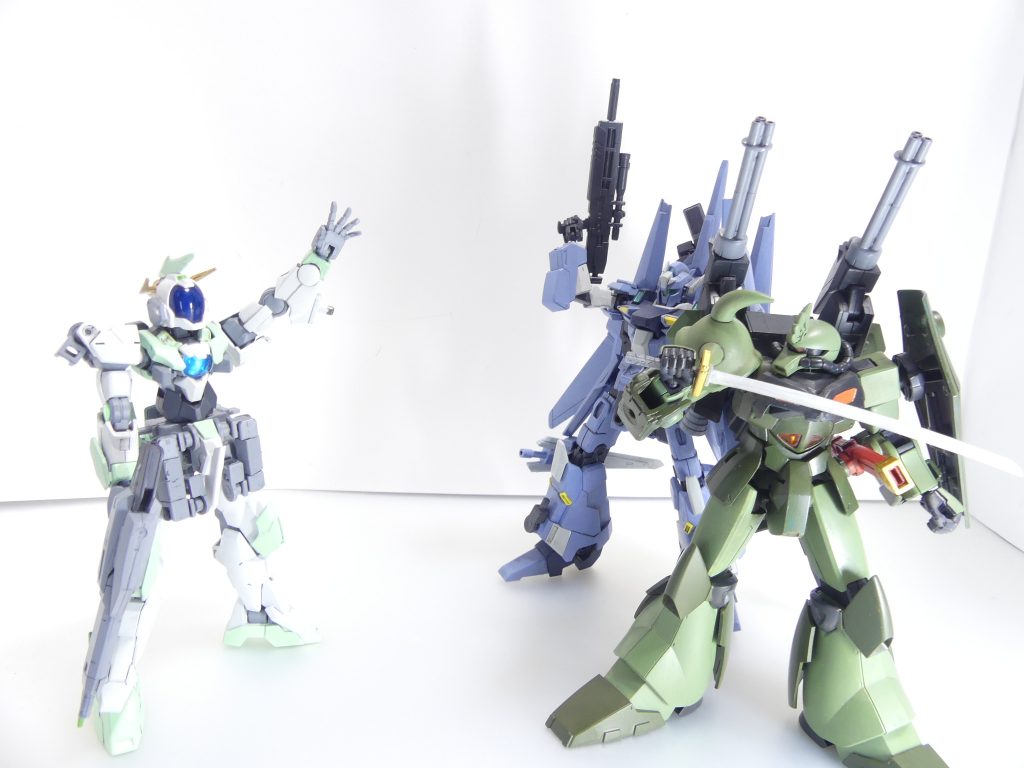 第66改「これが、俺のグフ」これが、俺のグフ。そう言えるような機体になったかな。～ＧＢＮ内・*キルシュ・シリウス*の日記～ＧＢＮにダイブして約１ヶ月半。ミオの参加しているＧＢＮ障害者社会実験（第57改参照）もスタートして約１ヶ月。俺達の取得アイテム欄も徐々に充実してきました。中にはガンプラのパーツデータもいくつかあります。早速、それを元に作ったガンプラのカスタマイズです。･･･まぁ、新たにガンプラを一個買えるようなお小遣いはないので･･････アルザスさんは言っていました。それぞれの機体に「役割」を持たせろと。俺のグフは一応近接型としてビルドしたつもりですが、勿論ヒート・サーベル１本じゃ武装は足りないらしくて･･･当然ながら、増やした武装に対するスラスターの類も、だったっけ。個人的な要望として背も伸ばしたいし･･････と言うことで、出来ました。１週間かけて練った、グフの強化プラン。これでまだ見ぬ強敵もたたっ切ってや･･･れればいいなぁ･･･まずは練習、練習･･････ところで、アルザスさん。見知らぬ武装データをくれたけど、これ使っちゃっていい奴なのかな。「ディメンションが離れてるみたいだし、あなた色に使いこなせばばれない」だったっけ･･･「ま、あたしとしては珍しく軽率な行動だけど･･･特別」って話でしたけど･･･。とにかく、今日は改修したこのスラッシュバサラと共に、フォース（ぼっち）・「アルケミスト」のフォースネストにお邪魔しようと思います。