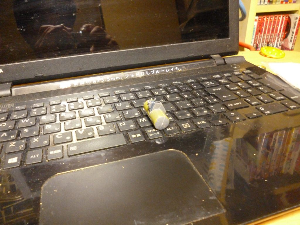 背部プロペラントタンクです。
デザイン的には文句なしの出来だったのですが、取り付け位置の関係上どうしても後ろのベルト（？）と干渉してしまうため、余ったプラ板を使って切った貼ったを繰り返し、最終的にはドワッジのバックパック（？）の方のタンク取り付け基部を位置変更し、なんとか背中と干渉せずに取り付けられました。