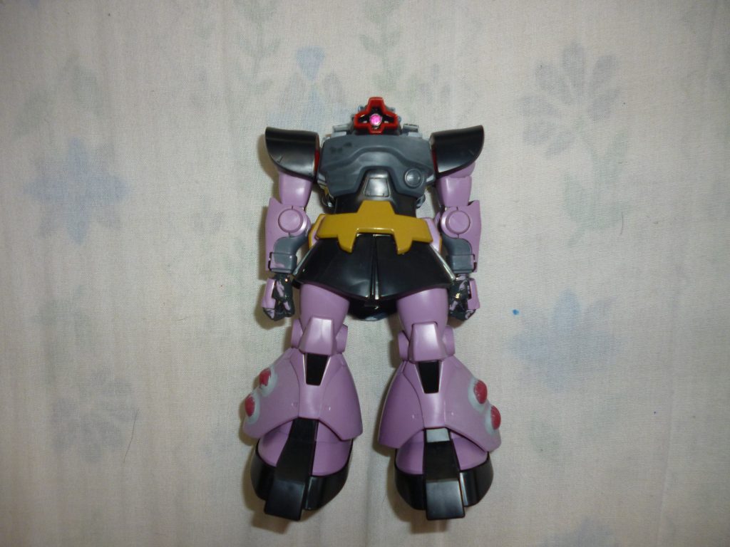 塗装前の状態です。
正面から見ると、両脚の出っ張り（脚部スカートの赤いパーツです）ぐらいしか違いはありませんが、ひっくり返してみると・・・