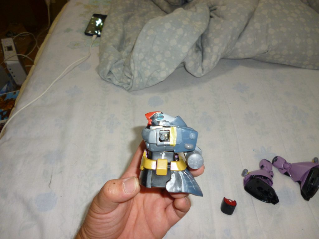 頭部を取り付け、バックパック（？）や背部プロペラントタンクを仮組みして様子を見ます。
頭部の形状もそこまで違和感のない形に仕上がり、デザイン的な意味での一番の難所はなんとかクリアできました。