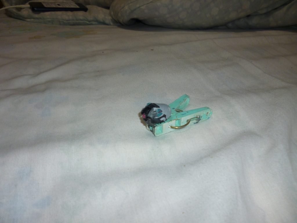 プラ板で作った基部の上からラッカーパテを盛り、乾燥後ヤスリやサンドペーパーで形を整えていきます。
形や大きさは、ＭＧのドワッジをかなり参考にしました。
さらに側頭部両側にランナーを削ったモノを貼り付け、ピンバイスで開口してバルカン砲を再現しました。このとき、ピンバイスがドムのパーツそのものにも当たるように押しつけながら回し、弾道（？）が自然になるよう工夫しました。