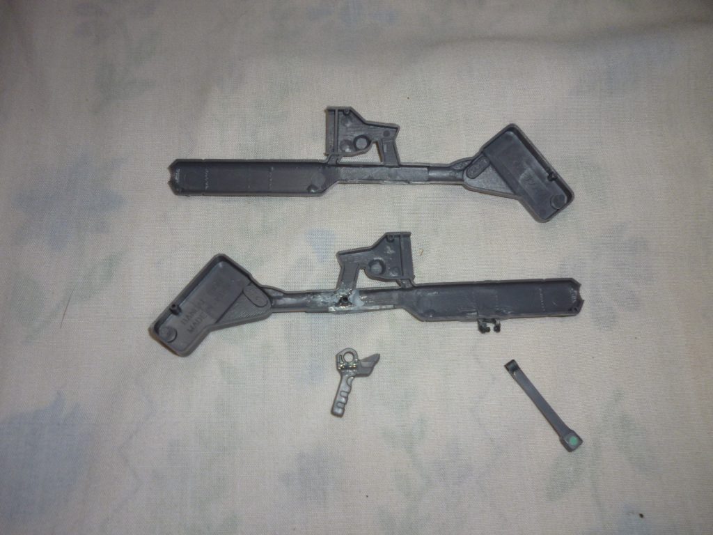 ビームカノンの製作工程です。
上の説明でも触れましたが、グリップとサブグリップの基部をサンダーボルト版サイコ・ザクのザクバズーカから移植し、可動式にしました。
可動させるだけの強度が欲しかったので、本体の方の可動部（グリップ、サブグリップ両方とも）を仕込むのがなかなかに大変でした。
結局、グリップ基部の方は接着剤＋ラッカーパテ、サブグリップの方は接着剤でガチガチに固めてあります。
このとき、もう少しグリップの可動範囲に気を配っておけば・・・。