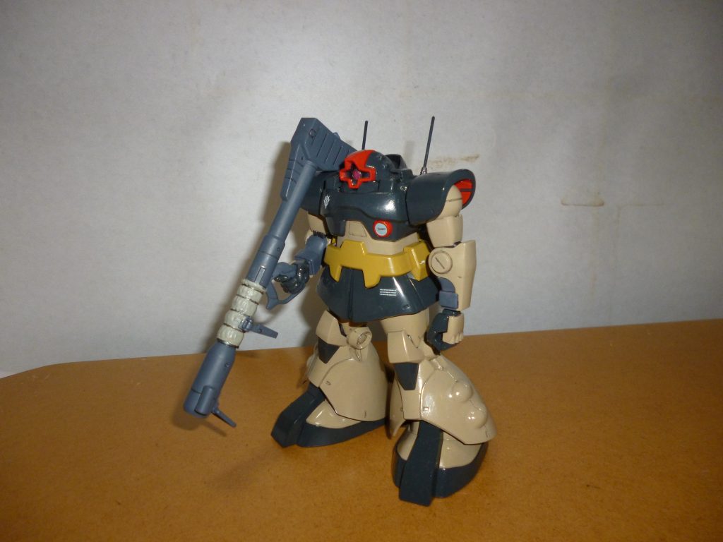 正面素立ちです。
塗装は、黒っぽい部分はミッドナイトブルー、砂色の部分はサンディブラウンにニュートラルグレーを混ぜた色、赤はシャインレッド、腰のベルト部分（？）はミドルストーンです（いずれも水性ホビーカラー）。
ところでドワッジの肩口は動力パイプがむき出しになっており、旧キットにもコレを再現する出来の良いパーツが付属しているのですが、そのパーツを片方無くしてしまい（ある人に言わせれば、我々モデラーの所にはしばしば「妖怪パーツ隠し」が現れることがあるそうです）、余っていたパーツ（ドワッジの旧キットの膝上をちょん切って使いました）と以前Ｒ・ジャジャを製作したときにも使った旧キット「ヤクト・ドーガ」のパイプを使用し、自作しました（片方だけ自作だと違和感があるので、両側分自作です）。
結果としてなかなかリアリティのある仕上がりにはなってくれましたが、予定にはなかった手間が掛かってしまいました・・・。