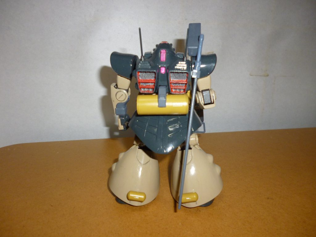 リアビューです。
バックパック（？）と後部スカート、各部プロペラントタンクをドワッジのキットから移植しています。改めてみると、ドムとは全く違いますね・・・。
これらパーツの移植に関しては、お互いにフォローさせていただいている「イイジママサミ」さんという方のドワッジを参考に、というか、コメント欄で丁寧にアドバイスをいただき、完成させることが出来ました。イイジマさん、本当にありがとうございました（ちなみに、こちらの「イイジママサミ」さんのドワッジは、各部のディテールアップとウェザリングによりとんでもないクオリティに仕上がっている逸品です。ご興味のある方は是非、私の拙作と合わせてご覧になってください！）。
さらに、ヒートサーベルラックはパーツの裏側にポリキャップを仕込み、ＨＧＵＣドムのモノを取り付けられるようにしてあります。