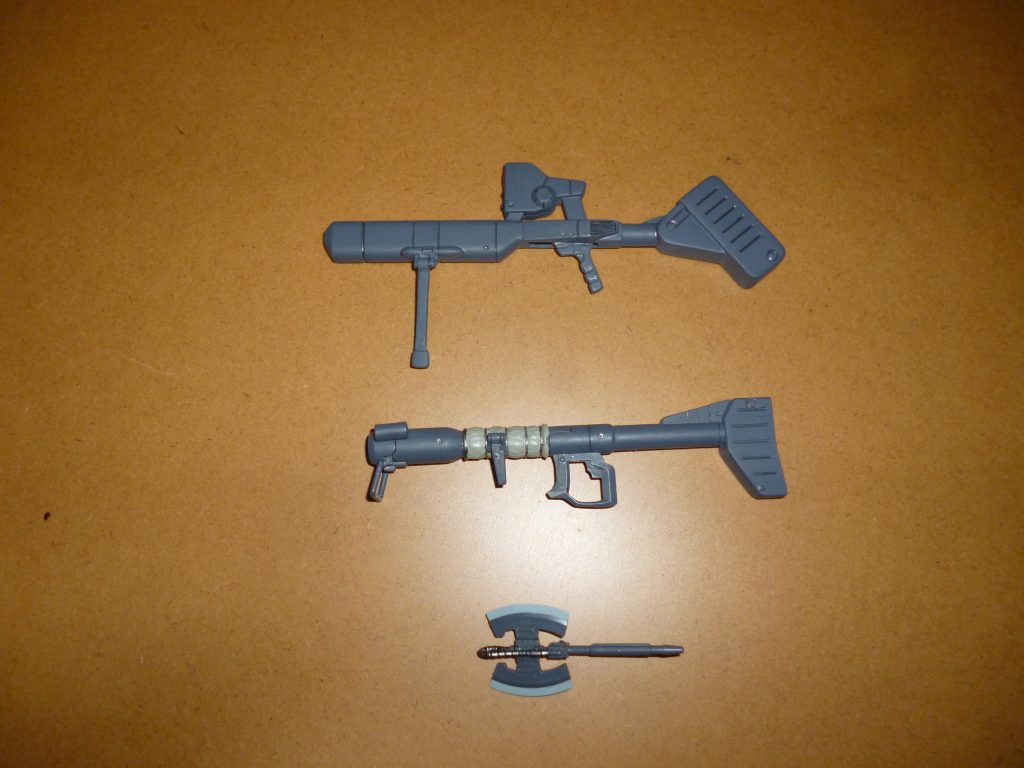 武装一式です。
ビームカノンは、グリップとサブグリップの基部をサンダーボルト版サイコ・ザクのザクバズーカから移植し、可動式にしました。しかし、せっかくグリップを可動式にしたにもかかわらず可動範囲が不十分なため、結局ドムお決まりの「バズーカを肩に担いだポーズ」は取れません・・・。
熱帯用ジャイアント・バズは、旧キット・ドワッジのサーマルスリーブをＨＧＵＣのジャイアント・バズと合体させ、フォアグリップをＨＧＵＣの方から、銃口脇のスモーク・ディスチャージャーを旧キットの方から移植してあります。
ヒートトマホークは部分塗装のみです。