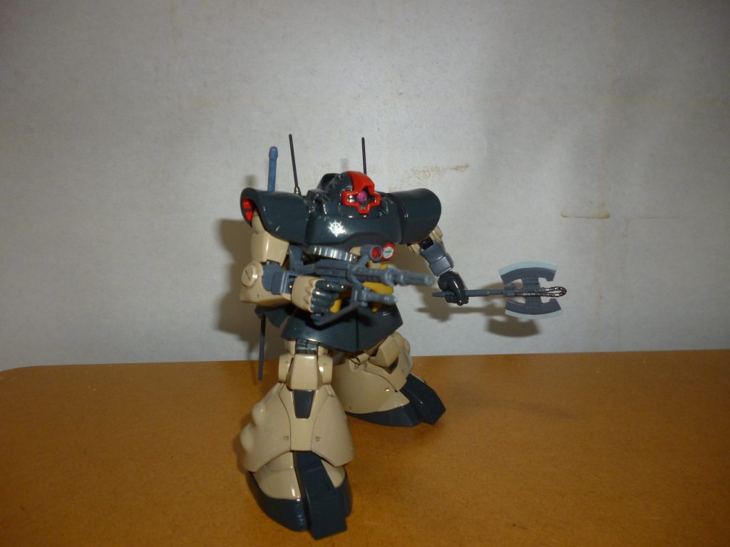 「まとめて片付ける！！」
ガンダムＵＣにて描かれたトリントン基地襲撃のワンシーンより、ザクマシンガンとヒートトマホークを装備したドワッジです。
ヒートトマホークは、カスタマイズキャンペーンのものを部分塗装しただけのお手軽品です（笑）。
それにしても、ドム系の機体って意外とザクマシンガンが似合うんですよね・・・。