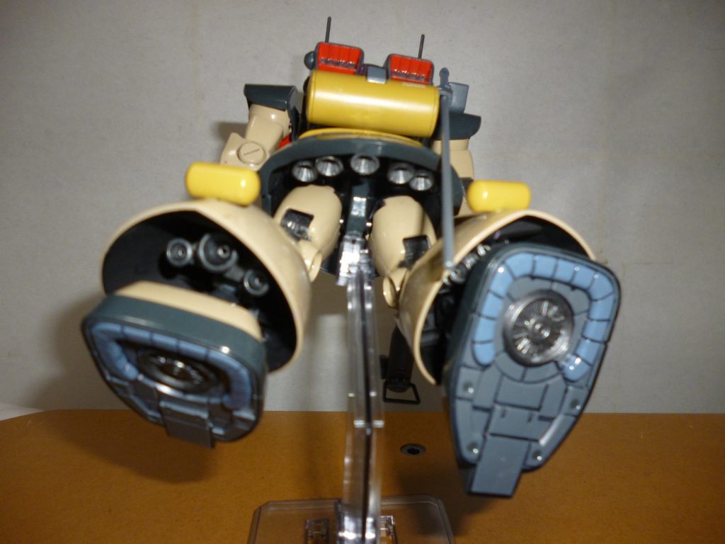 スカート内と足裏です。

ドワ美「・・・アンタ、覚悟は出来てるんでしょうねぇ・・・？！」『チャキッ』（ビームカノン）

はい、茶番失礼しました。なんだか最近、「ちょくちょくネタを挟まないと死んでしまう病」になったみたいでして・・・。
リアスカートはドワッジのモノを無理やりＨＧＵＣドムのキットに移植したので、旧キットにあったバーニア取り付け部をそのまま活用できました。
スカート内の５連バーニアといえば、近年ではＭＧのキットでも再現されているドワッジの特徴の一つだと思いますので、コレを再現するため旧キットのパーツをそのまま活かしてあります。