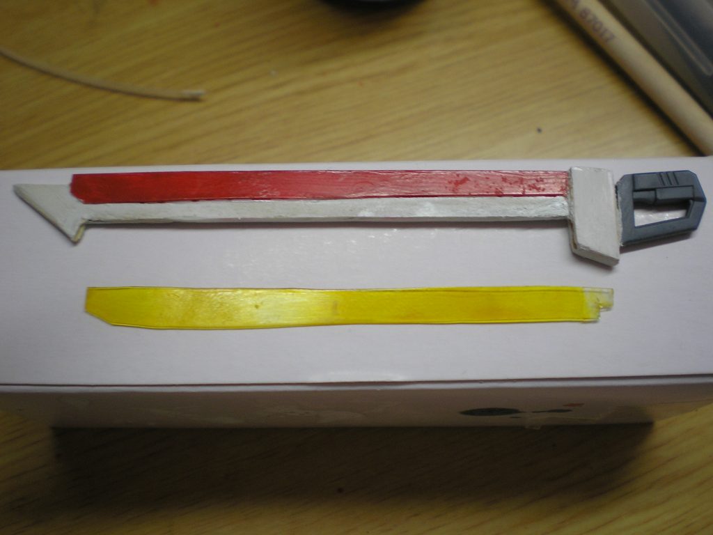 真・ザンバーソードはオリジナルで自作しました。ビーム刃部分はフックに懸架する時に考慮して着脱出来る様にしました。抜刀した時に取り付けるのですが、取り付け部分をパテで造設したり型を取ったり神経使いました。