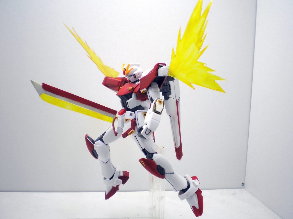 ヴェスバーの射撃性能とソードの近接攻撃性能の両方備えれば理想的なのでは、と思い制作しました。加えてフォーミュラシステムと言うアイデアも浮かび、その証として両肩から光の翼を放出させてみました。