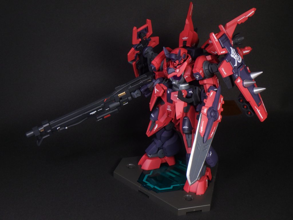 遠距離用GNビームライフルとGNブレイド、両肩のシールドの背面にはファンネルを全6機、腰にはGNオーガソードを装備。