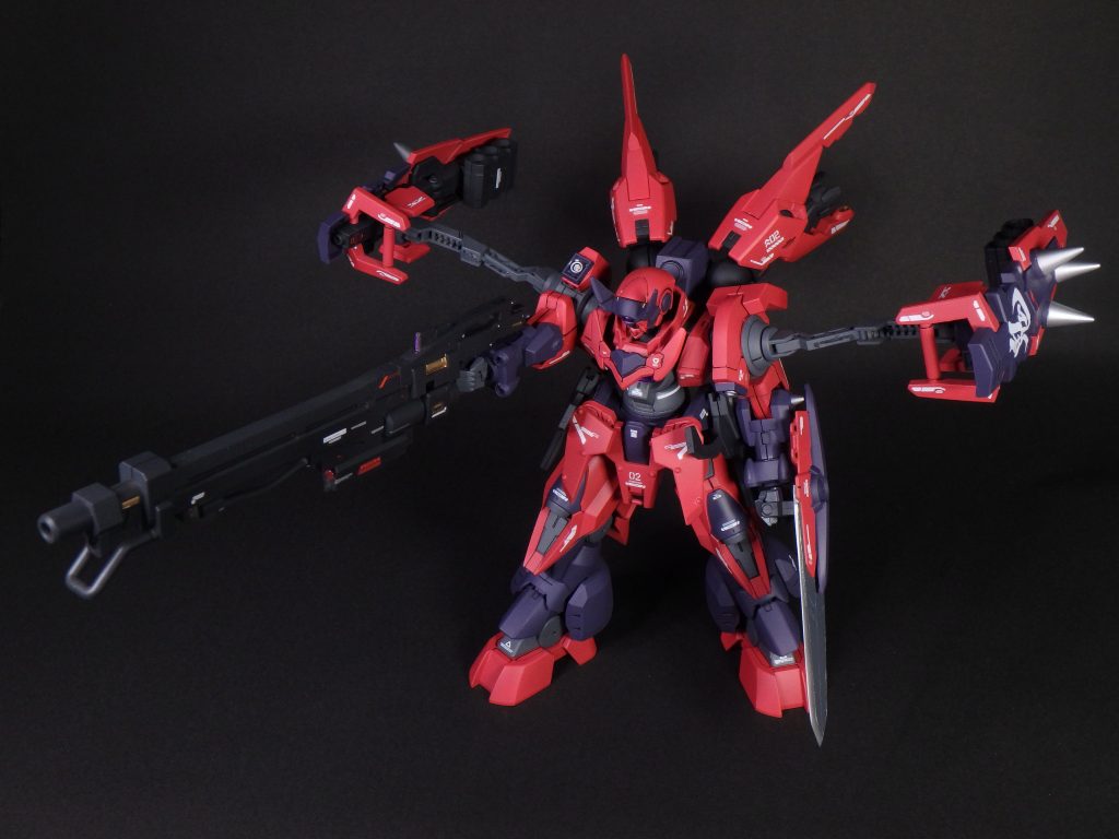 両肩のシールドは変形し、それぞれの戦闘によって機能を持つ。
上写真は超遠距離射撃形態。シールドに登載するセンサーを左右に幅広く展開することにより、敵の位置を正確に計測でき、命中率の高い遠距離射撃を可能とする。