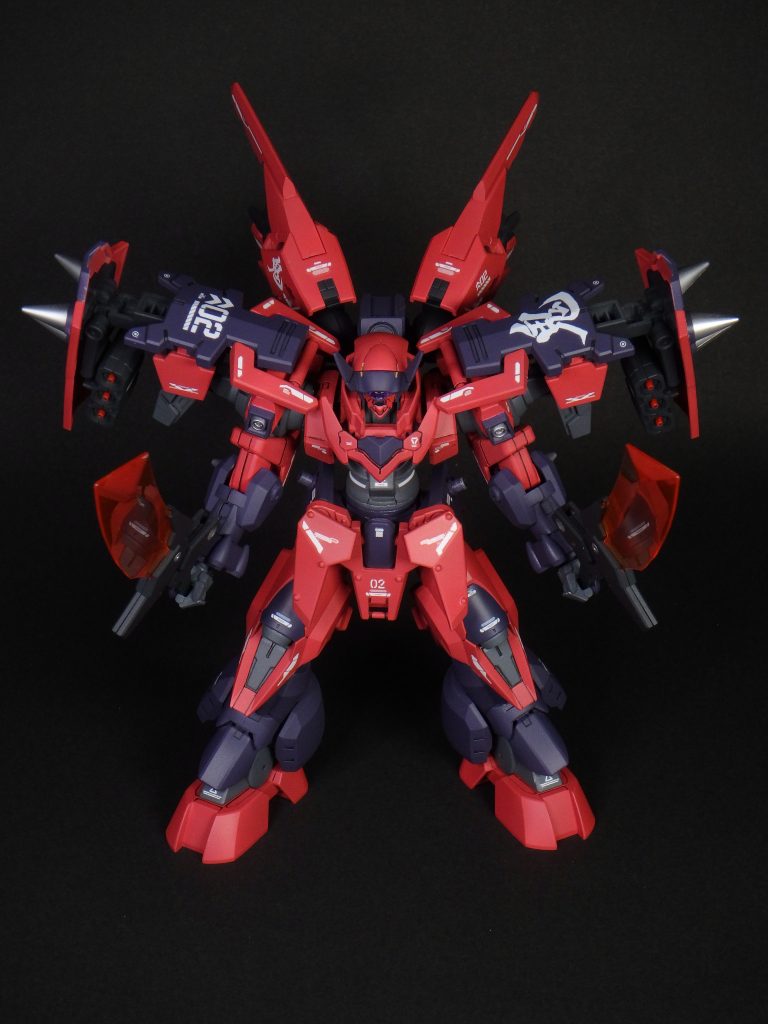 接近戦特化形態。シールドを肩に近づける事により、肩関節の負荷を軽減し、腕の機動性を高める。また、スパイクによるショルダーアタックも地味に強力。